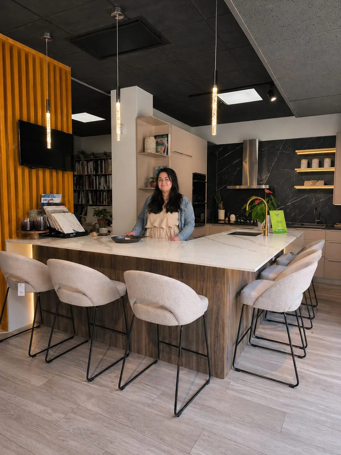 Interiorista de Designio Studio en cocina de exposición y zona de materiales